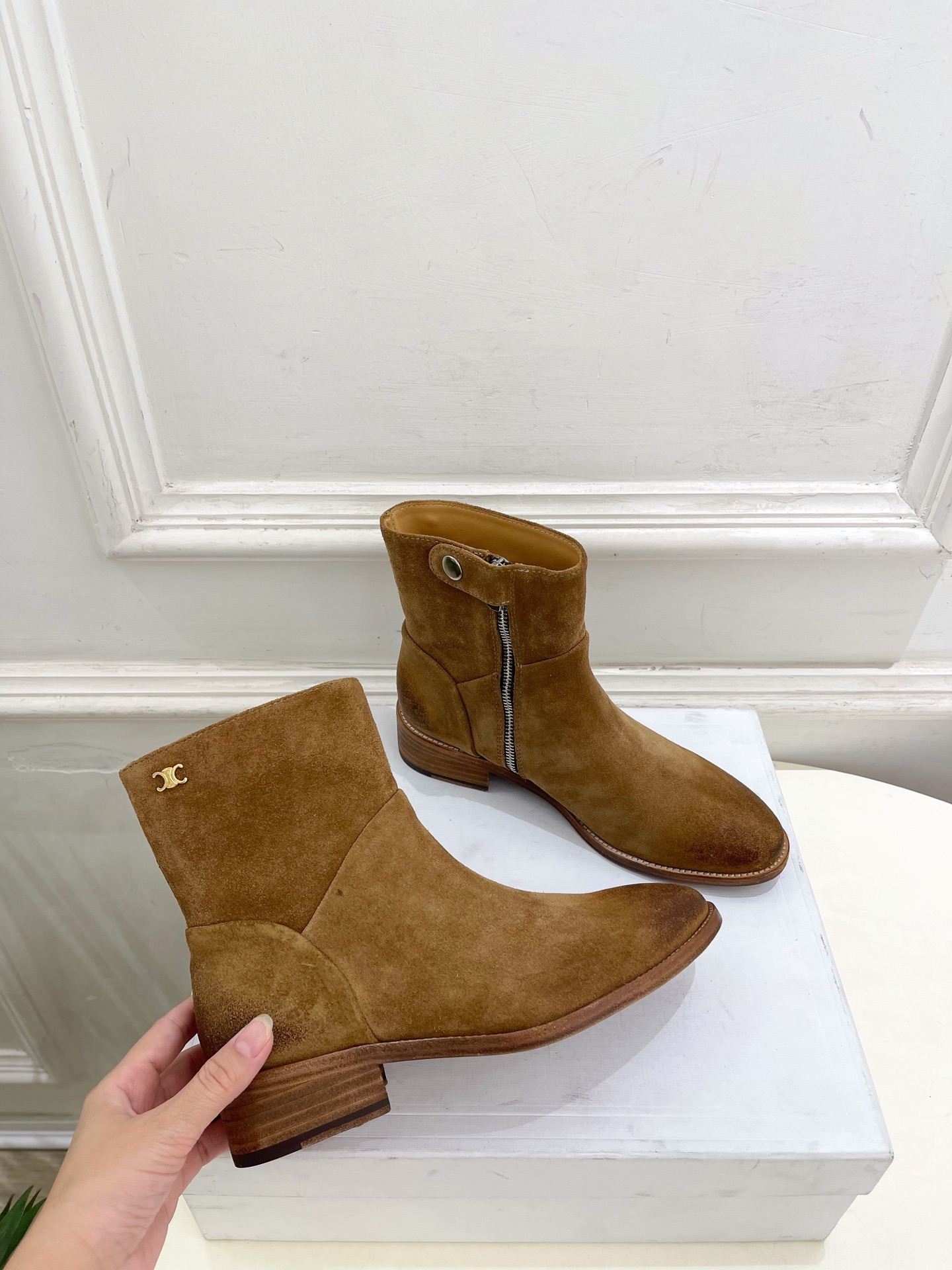 CELINE | 赛琳 26𝐬𝐬 💛2026秋冬新品 凯旋门复古西部粗跟侧拉链短靴 上新! 🔜BS 这一季的赛琳真 CELINE | 赛琳 26𝐬𝐬 💛2026秋冬新品 凯旋门复古西部粗跟侧拉链短靴 上新! 🔜BS 这一季的赛琳真