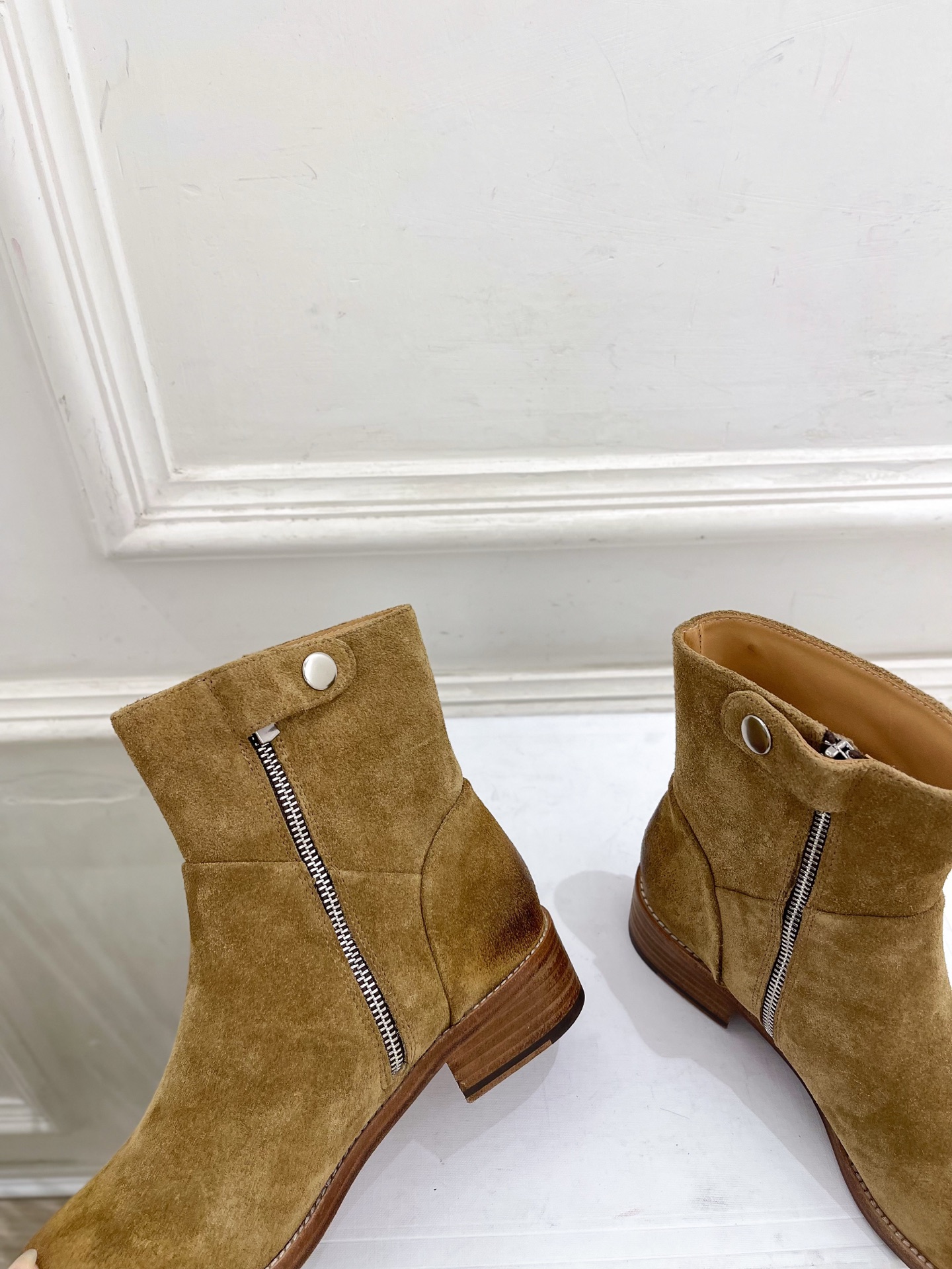 CELINE | 赛琳 26𝐬𝐬 💛2026秋冬新品 凯旋门复古西部粗跟侧拉链短靴 上新! 🔜BS 这一季的赛琳真 CELINE | 赛琳 26𝐬𝐬 💛2026秋冬新品 凯旋门复古西部粗跟侧拉链短靴 上新! 🔜BS 这一季的赛琳真