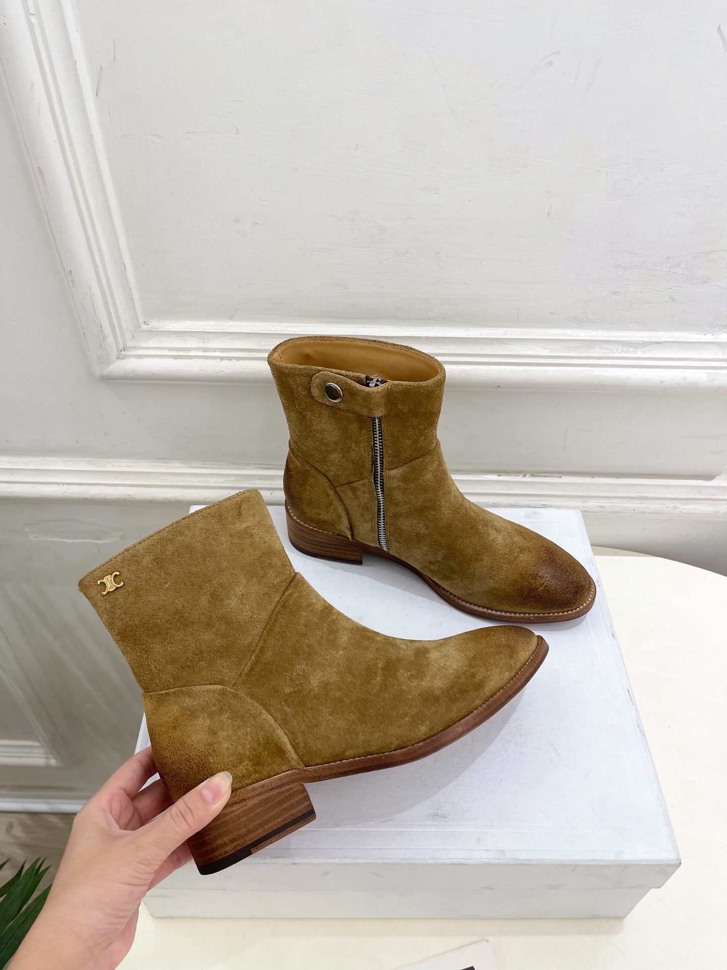 CELINE | 赛琳 26𝐬𝐬 💛2026秋冬新品 凯旋门复古西部粗跟侧拉链短靴 上新! 🔜BS 这一季的赛琳真 CELINE | 赛琳 26𝐬𝐬 💛2026秋冬新品 凯旋门复古西部粗跟侧拉链短靴 上新! 🔜BS 这一季的赛琳真