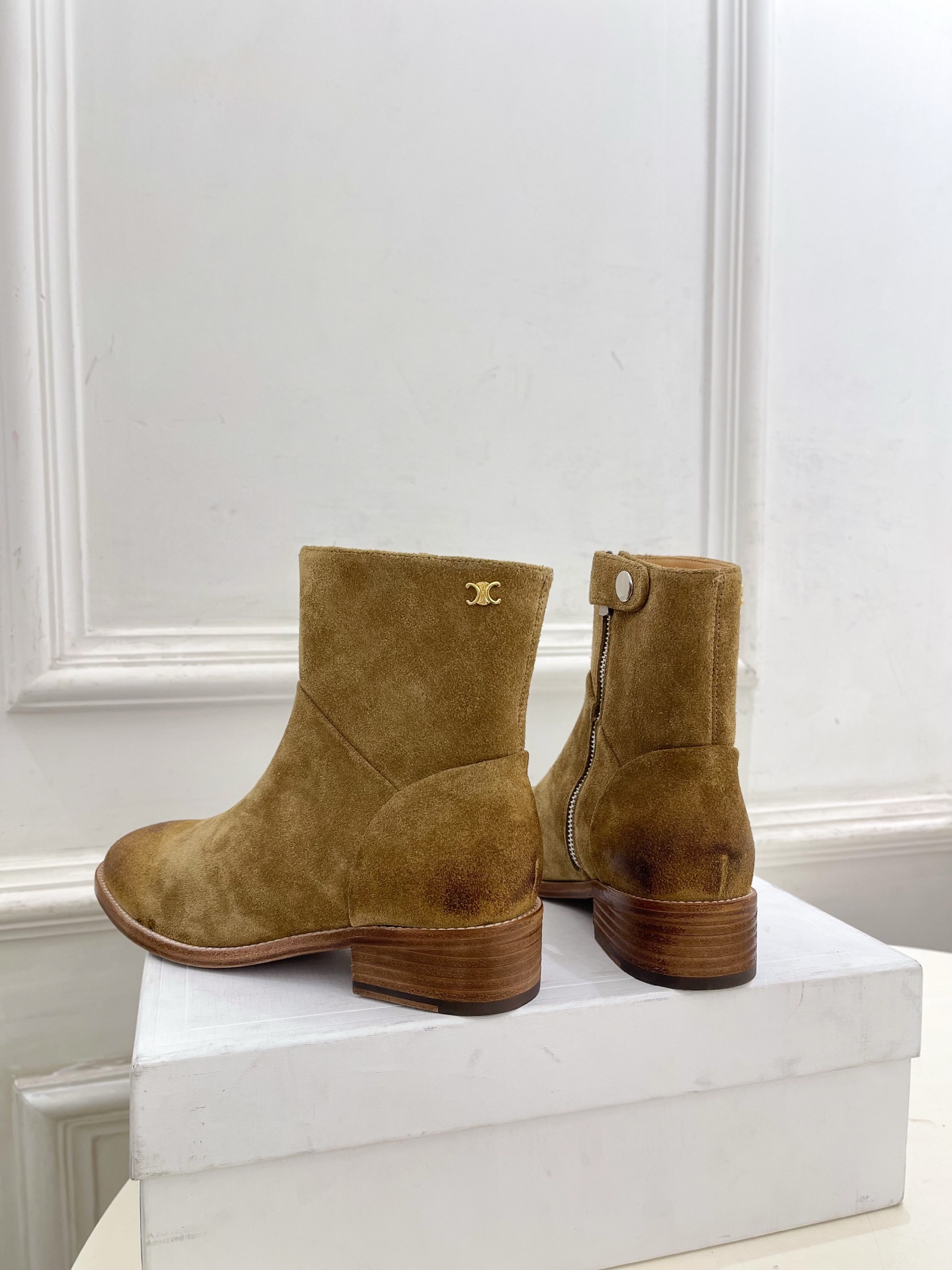 CELINE | 赛琳 26𝐬𝐬 💛2026秋冬新品 凯旋门复古西部粗跟侧拉链短靴 上新! 🔜BS 这一季的赛琳真 CELINE | 赛琳 26𝐬𝐬 💛2026秋冬新品 凯旋门复古西部粗跟侧拉链短靴 上新! 🔜BS 这一季的赛琳真