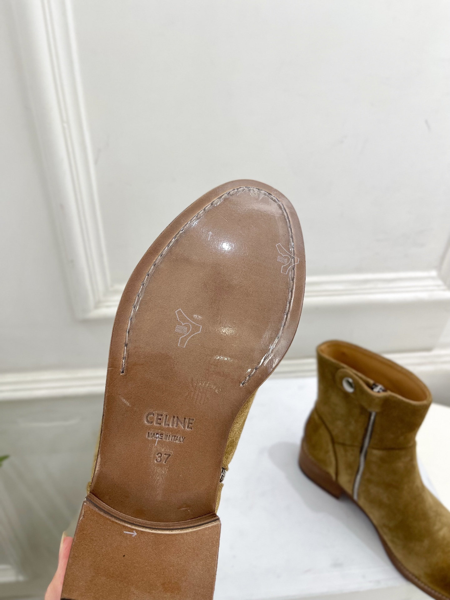 CELINE | 赛琳 26𝐬𝐬 💛2026秋冬新品 凯旋门复古西部粗跟侧拉链短靴 上新! 🔜BS 这一季的赛琳真 CELINE | 赛琳 26𝐬𝐬 💛2026秋冬新品 凯旋门复古西部粗跟侧拉链短靴 上新! 🔜BS 这一季的赛琳真