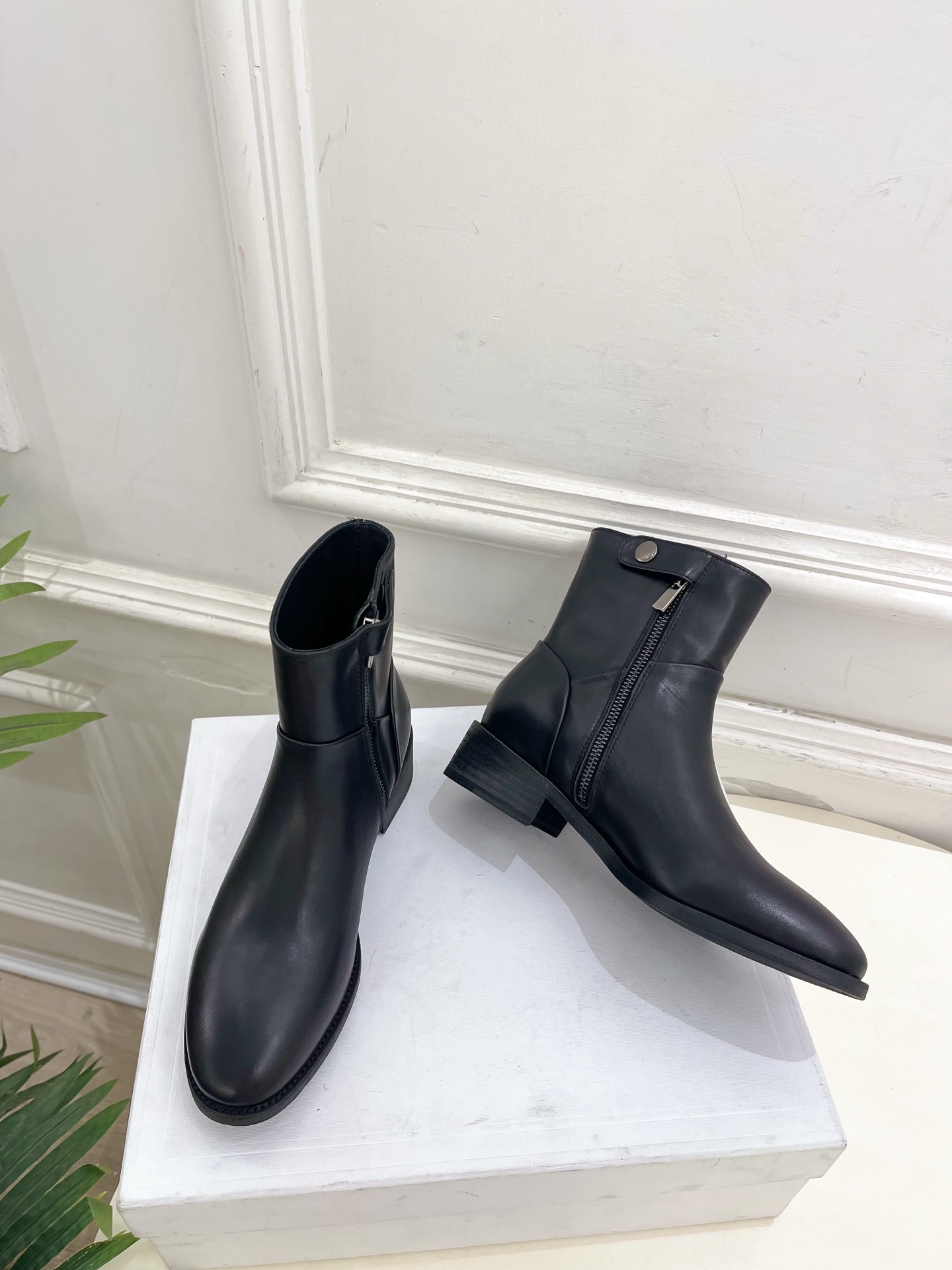 CELINE | 赛琳 26𝐬𝐬 💛2026秋冬新品 凯旋门复古西部粗跟侧拉链短靴 上新! 🔜BS 这一季的赛琳真 CELINE | 赛琳 26𝐬𝐬 💛2026秋冬新品 凯旋门复古西部粗跟侧拉链短靴 上新! 🔜BS 这一季的赛琳真