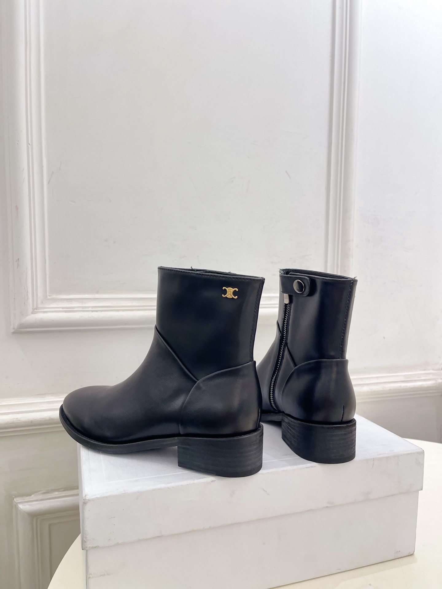 CELINE | 赛琳 26𝐬𝐬 💛2026秋冬新品 凯旋门复古西部粗跟侧拉链短靴 上新! 🔜BS 这一季的赛琳真 CELINE | 赛琳 26𝐬𝐬 💛2026秋冬新品 凯旋门复古西部粗跟侧拉链短靴 上新! 🔜BS 这一季的赛琳真