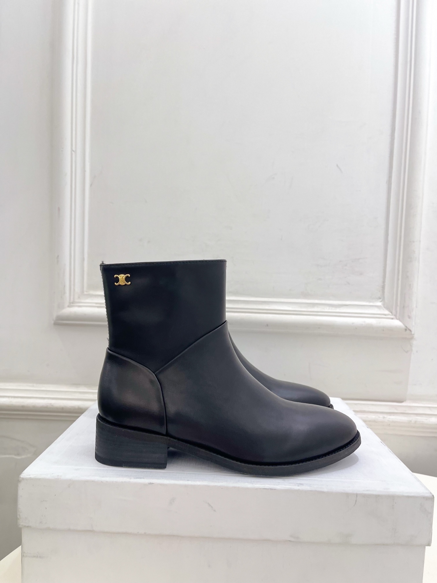 CELINE | 赛琳 26𝐬𝐬 💛2026秋冬新品 凯旋门复古西部粗跟侧拉链短靴 上新! 🔜BS 这一季的赛琳真 CELINE | 赛琳 26𝐬𝐬 💛2026秋冬新品 凯旋门复古西部粗跟侧拉链短靴 上新! 🔜BS 这一季的赛琳真