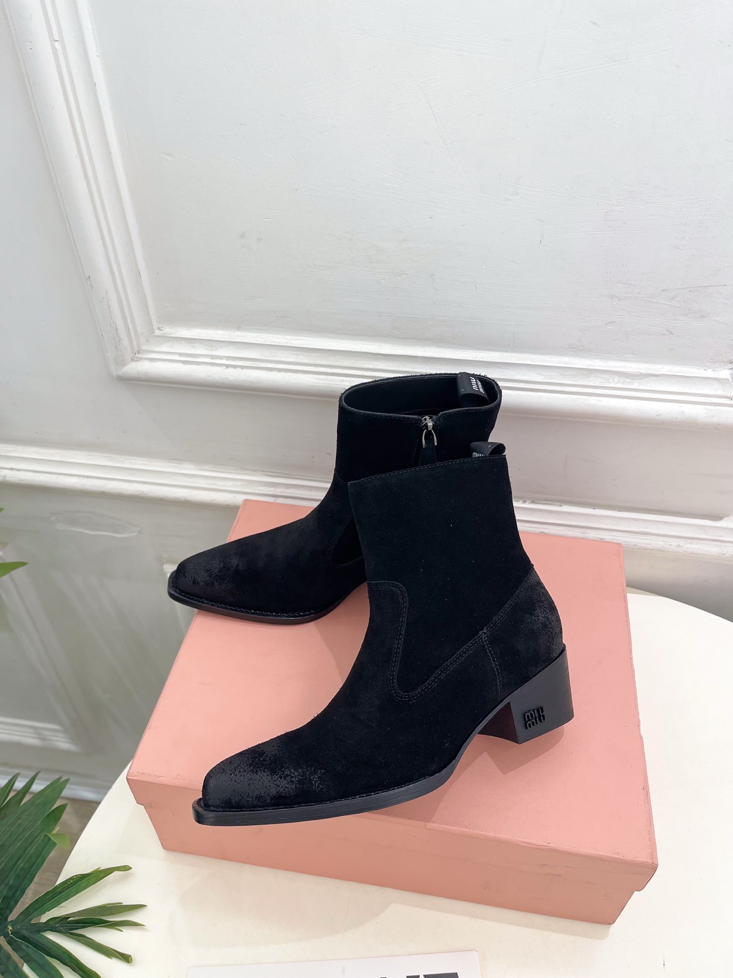 Miu Miu | 缪缪  26𝐬𝐬 🖤2026秋冬新品   专柜主打最新走秀款 复古做旧小方头西部粗跟短靴 上新！ 🍒