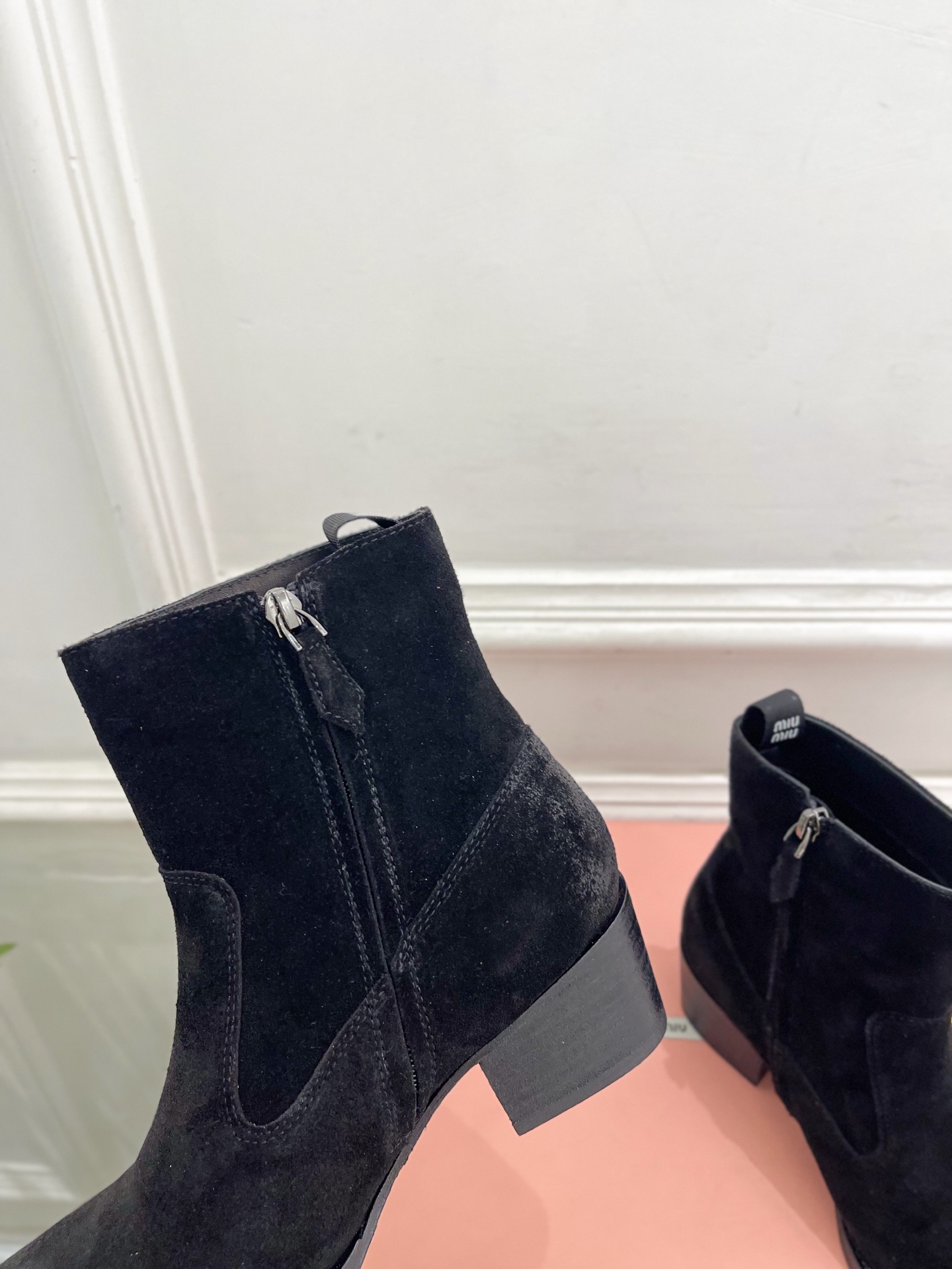 Miu Miu | 缪缪  26𝐬𝐬 🖤2026秋冬新品   专柜主打最新走秀款 复古做旧小方头西部粗跟短靴 上新！ 🍒