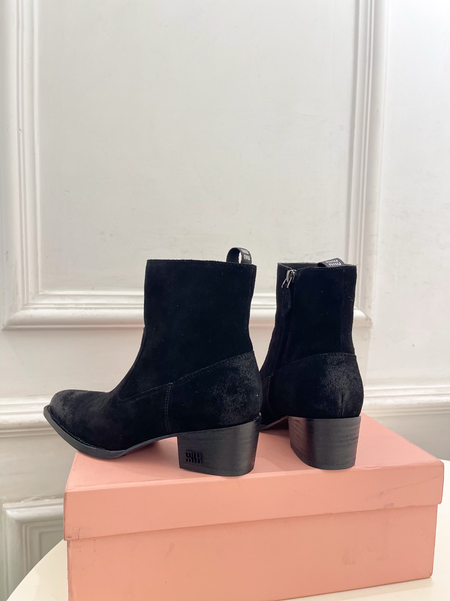 Miu Miu | 缪缪  26𝐬𝐬 🖤2026秋冬新品   专柜主打最新走秀款 复古做旧小方头西部粗跟短靴 上新！ 🍒