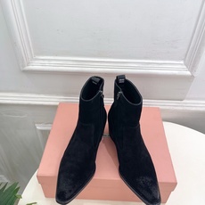 Miu Miu | 缪缪 26𝐬𝐬 🖤2026秋冬新品 专柜主打最新走秀款 复古做旧小方头西部粗跟短靴 上新! 🍒 Miu Miu | 缪缪 26𝐬𝐬 🖤2026秋冬新品 专柜主打最新走秀款 复古做旧小方头西部粗跟短靴 上新! 🍒