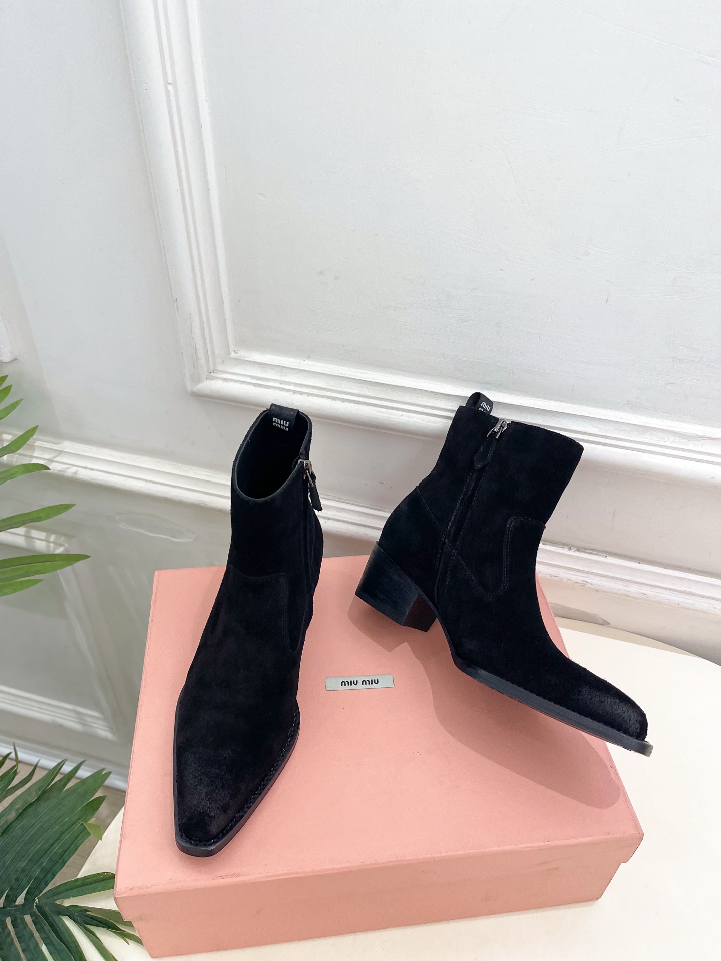 Miu Miu | 缪缪  26𝐬𝐬 🖤2026秋冬新品   专柜主打最新走秀款 复古做旧小方头西部粗跟短靴 上新！ 🍒