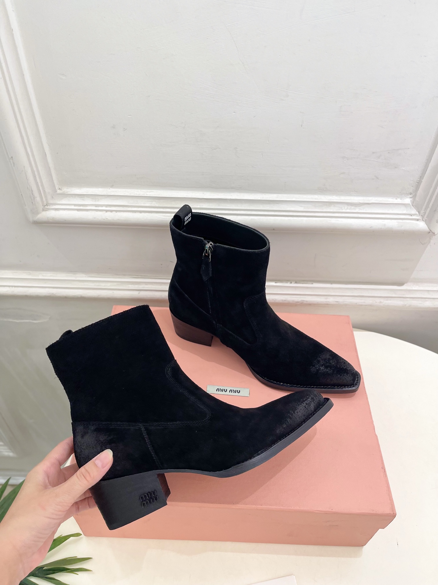 Miu Miu | 缪缪  26𝐬𝐬 🖤2026秋冬新品   专柜主打最新走秀款 复古做旧小方头西部粗跟短靴 上新！ 🍒