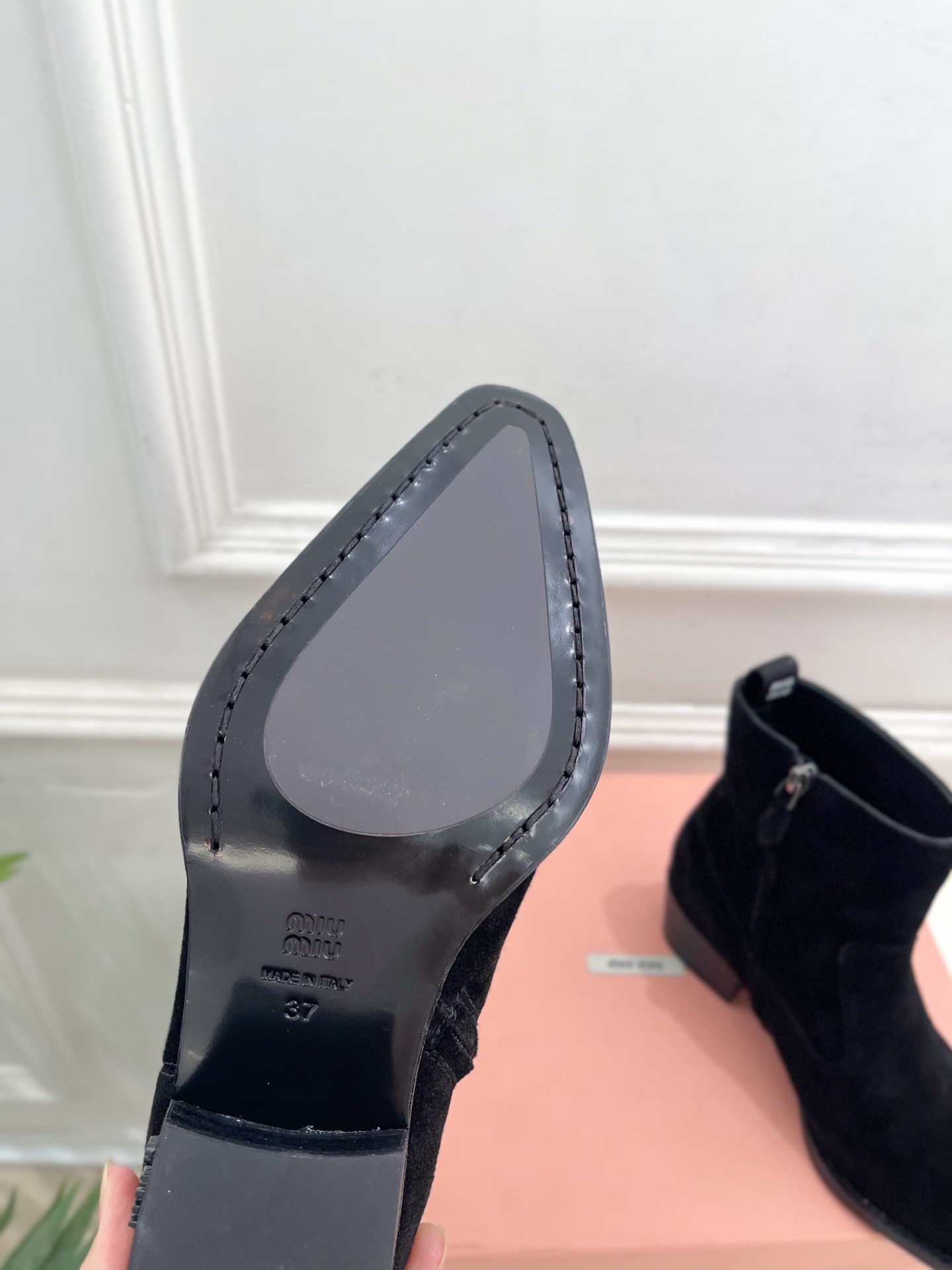 Miu Miu | 缪缪  26𝐬𝐬 🖤2026秋冬新品   专柜主打最新走秀款 复古做旧小方头西部粗跟短靴 上新！ 🍒