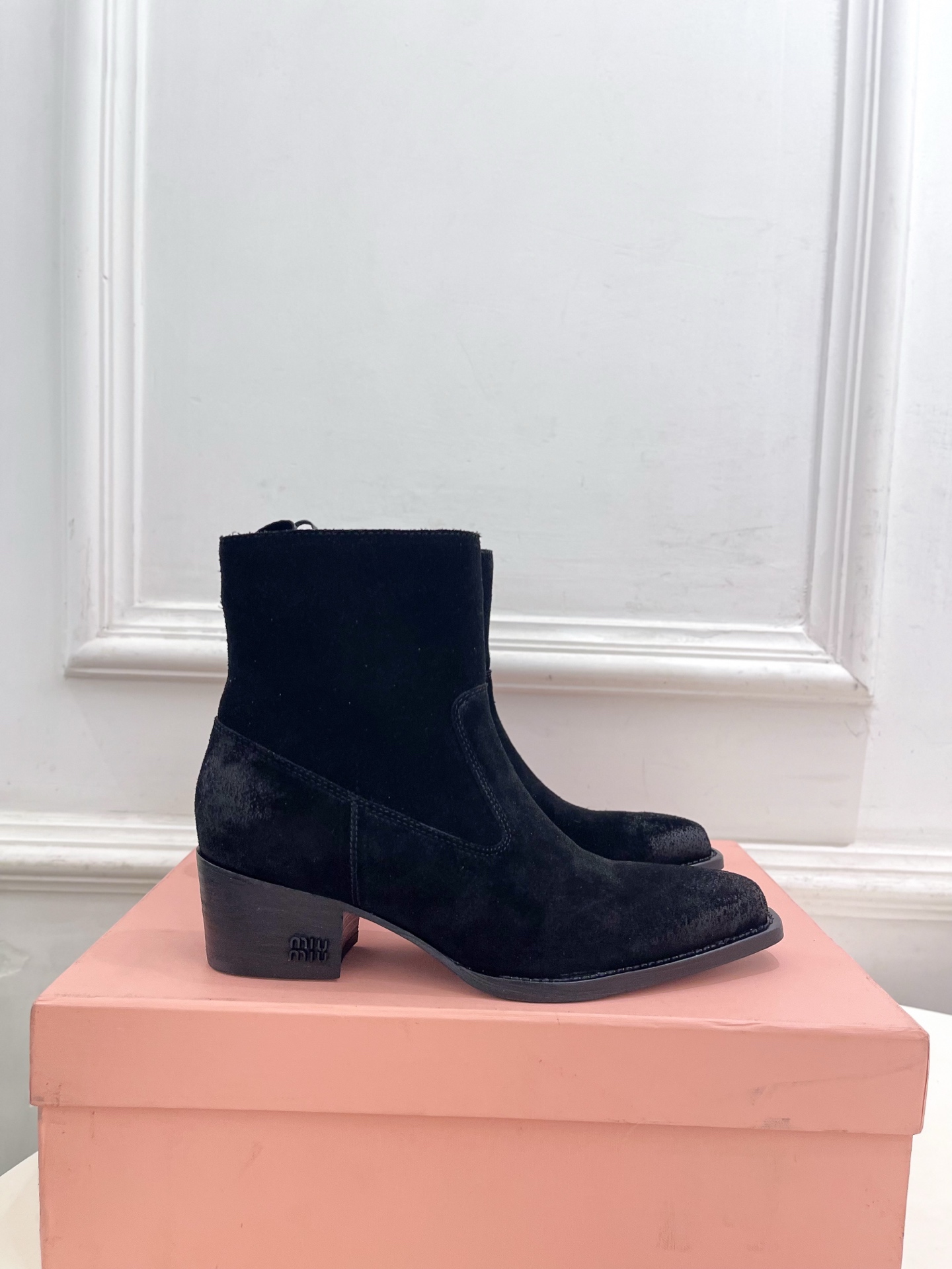 Miu Miu | 缪缪  26𝐬𝐬 🖤2026秋冬新品   专柜主打最新走秀款 复古做旧小方头西部粗跟短靴 上新！ 🍒