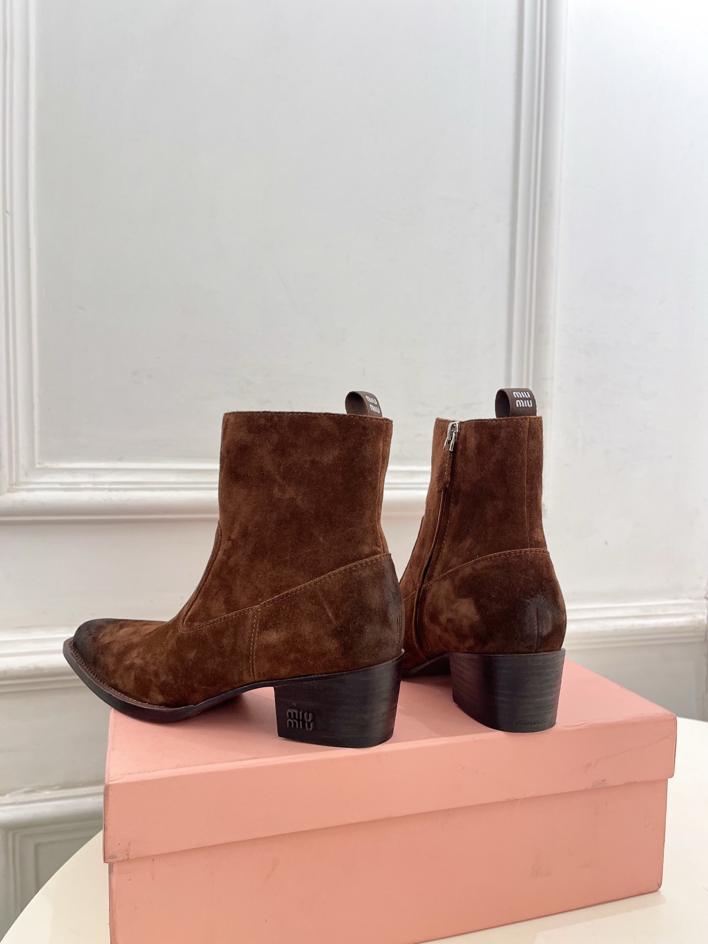 Miu Miu | 缪缪  26𝐬𝐬 🖤2026秋冬新品   专柜主打最新走秀款 复古做旧小方头西部粗跟短靴 上新！ 🍒