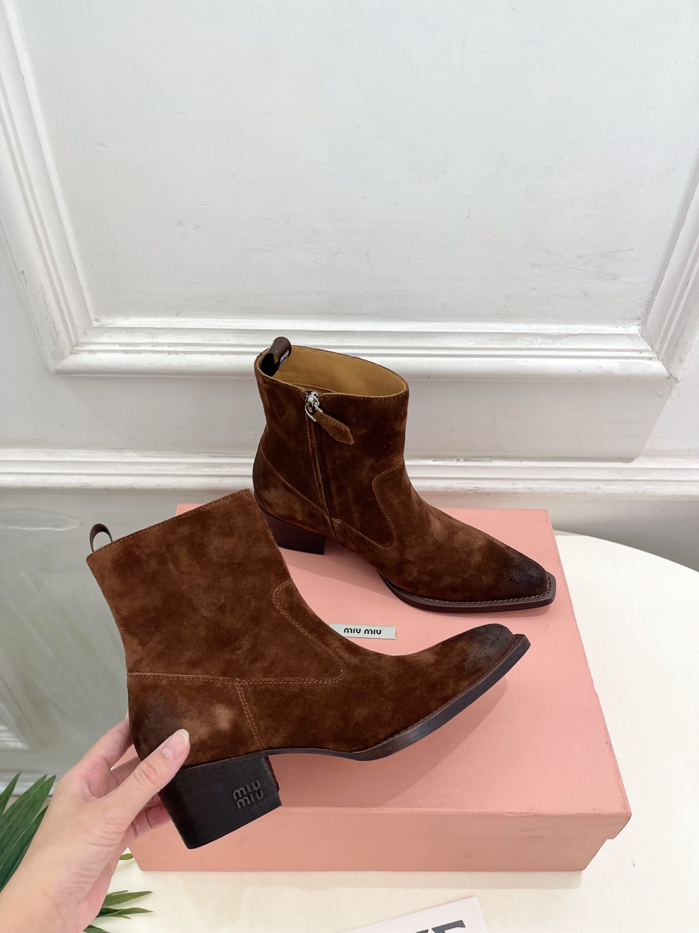 Miu Miu | 缪缪  26𝐬𝐬 🖤2026秋冬新品   专柜主打最新走秀款 复古做旧小方头西部粗跟短靴 上新！ 🍒