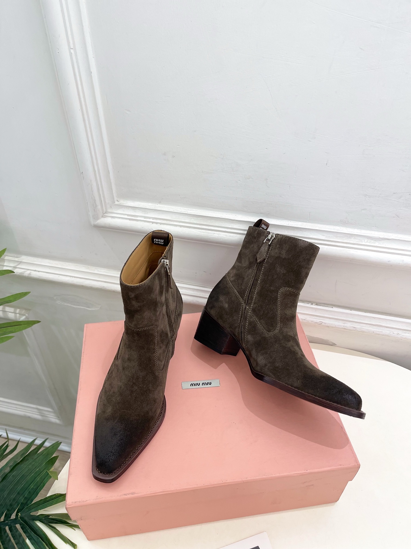 Miu Miu | 缪缪 26𝐬𝐬 🖤2026秋冬新品 专柜主打最新走秀款 复古做旧小方头西部粗跟短靴 上新! 🍒 Miu Miu | 缪缪 26𝐬𝐬 🖤2026秋冬新品 专柜主打最新走秀款 复古做旧小方头西部粗跟短靴 上新! 🍒