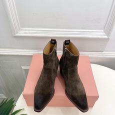 Miu Miu | 缪缪 26𝐬𝐬 🖤2026秋冬新品 专柜主打最新走秀款 复古做旧小方头西部粗跟短靴 上新! 🍒 Miu Miu | 缪缪 26𝐬𝐬 🖤2026秋冬新品 专柜主打最新走秀款 复古做旧小方头西部粗跟短靴 上新! 🍒