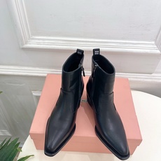 Miu Miu | 缪缪 26𝐬𝐬 🖤2026秋冬新品 专柜主打最新走秀款 复古做旧小方头西部粗跟短靴 上新! 🍒 Miu Miu | 缪缪 26𝐬𝐬 🖤2026秋冬新品 专柜主打最新走秀款 复古做旧小方头西部粗跟短靴 上新! 🍒