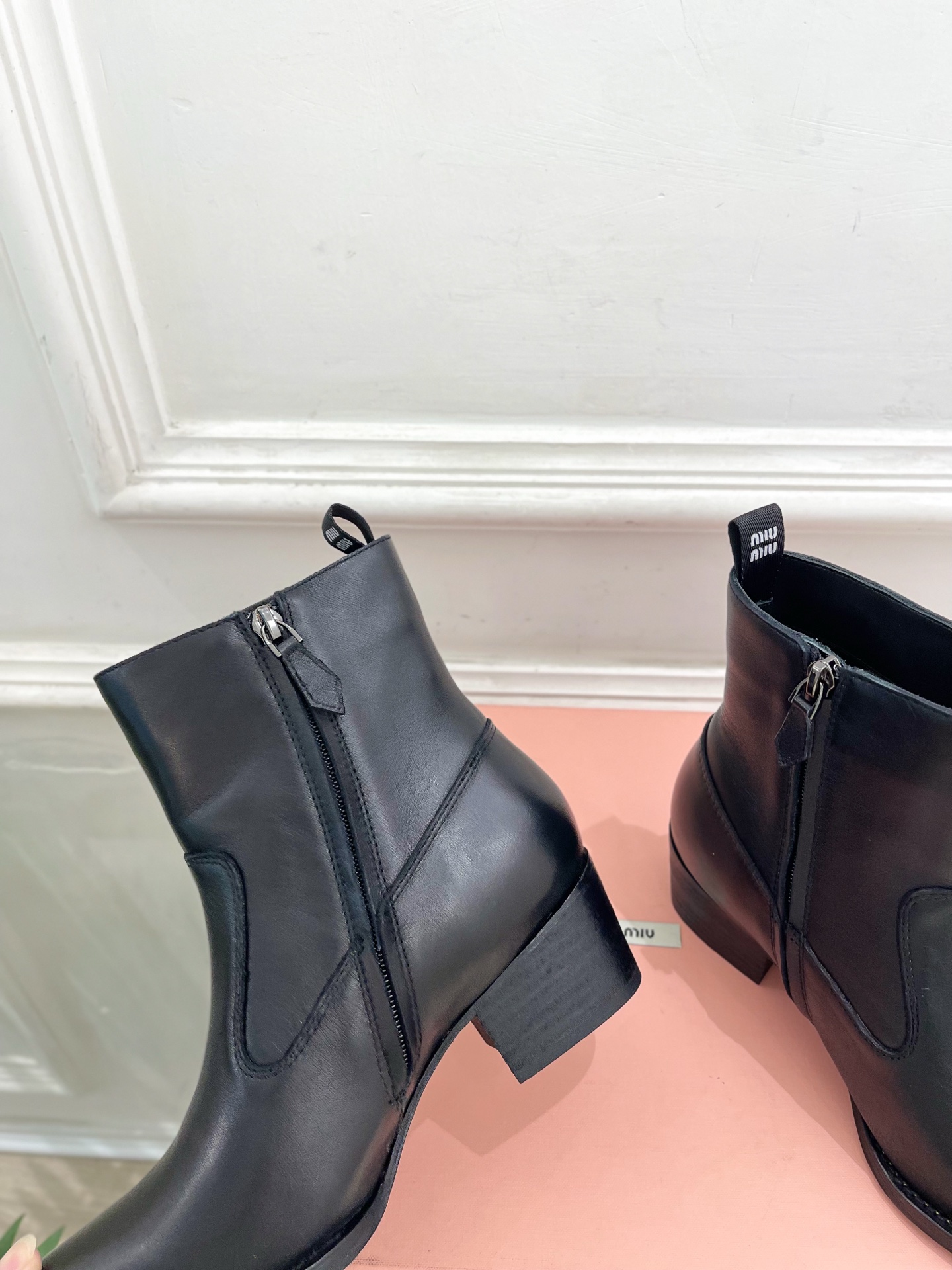 Miu Miu | 缪缪 26𝐬𝐬 🖤2026秋冬新品 专柜主打最新走秀款 复古做旧小方头西部粗跟短靴 上新! 🍒 Miu Miu | 缪缪 26𝐬𝐬 🖤2026秋冬新品 专柜主打最新走秀款 复古做旧小方头西部粗跟短靴 上新! 🍒