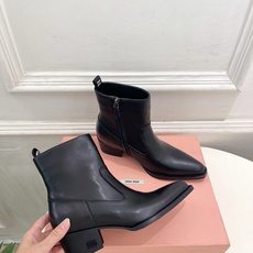 Miu Miu | 缪缪 26𝐬𝐬 🖤2026秋冬新品 专柜主打最新走秀款 复古做旧小方头西部粗跟短靴 上新! 🍒 Miu Miu | 缪缪 26𝐬𝐬 🖤2026秋冬新品 专柜主打最新走秀款 复古做旧小方头西部粗跟短靴 上新! 🍒