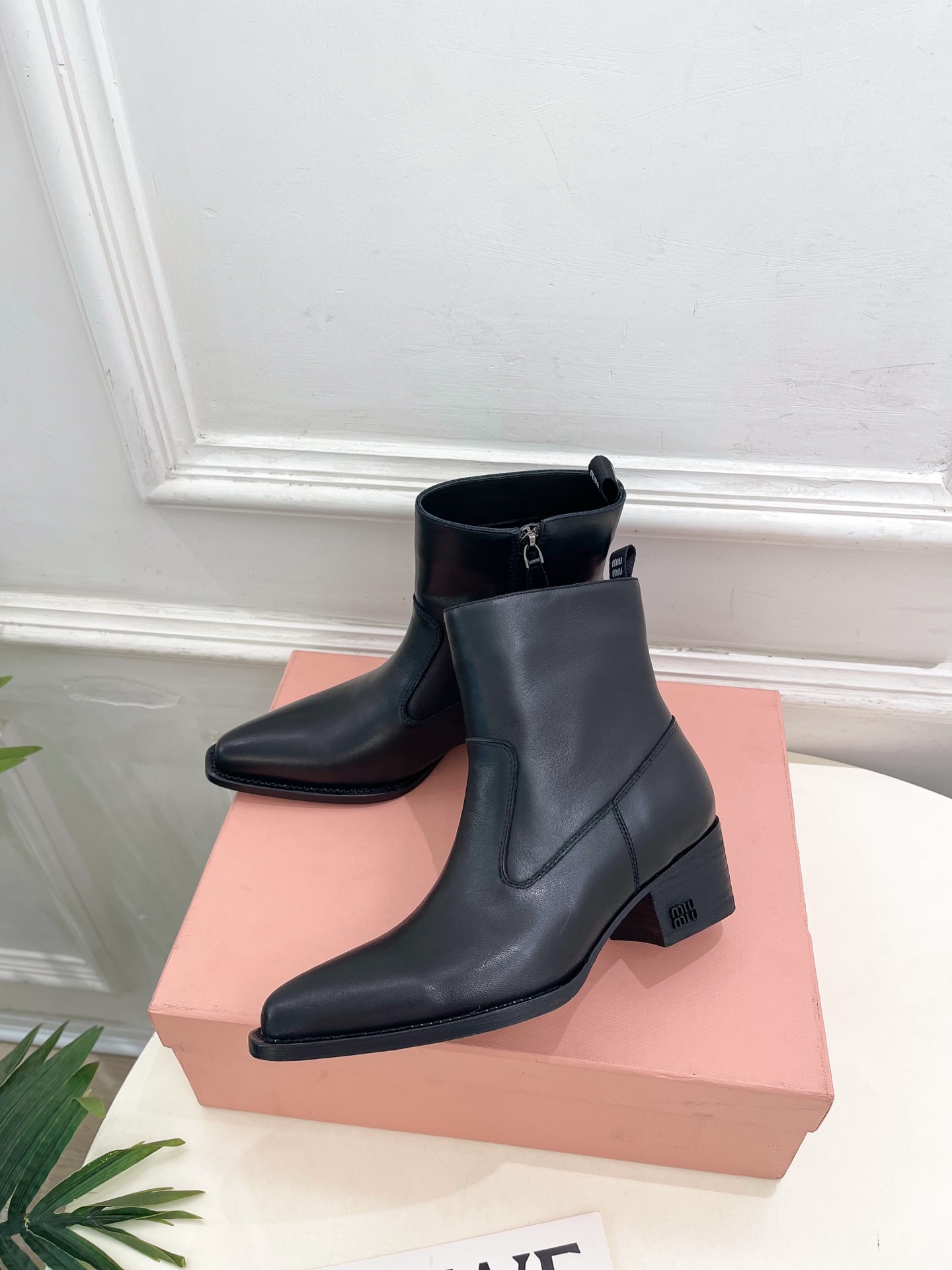 Miu Miu | 缪缪 26𝐬𝐬 🖤2026秋冬新品 专柜主打最新走秀款 复古做旧小方头西部粗跟短靴 上新! 🍒 Miu Miu | 缪缪 26𝐬𝐬 🖤2026秋冬新品 专柜主打最新走秀款 复古做旧小方头西部粗跟短靴 上新! 🍒