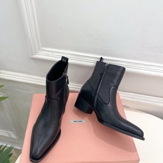 Miu Miu | 缪缪 26𝐬𝐬 🖤2026秋冬新品 专柜主打最新走秀款 复古做旧小方头西部粗跟短靴 上新! 🍒 Miu Miu | 缪缪 26𝐬𝐬 🖤2026秋冬新品 专柜主打最新走秀款 复古做旧小方头西部粗跟短靴 上新! 🍒