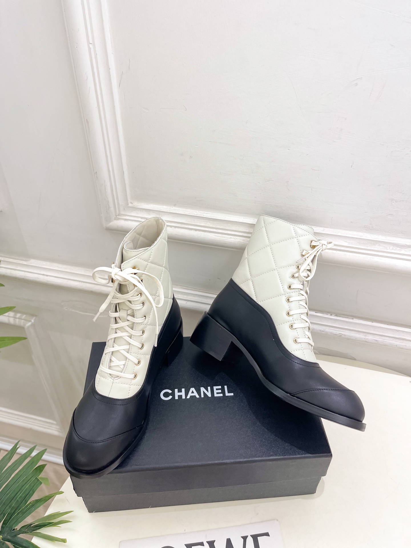 𝐂𝐇𝐀𝐍𝐄𝐋 | 小香 26𝐬𝐬 🦋2026 秋冬新品 专柜经典走秀款 小香经典双C菱格粗跟马丁靴短靴 系列上新〰 𝐂𝐇𝐀𝐍𝐄𝐋 | 小香 26𝐬𝐬 🦋2026 秋冬新品 专柜经典走秀款 小香经典双C菱格粗跟马丁靴短靴 系列上新〰