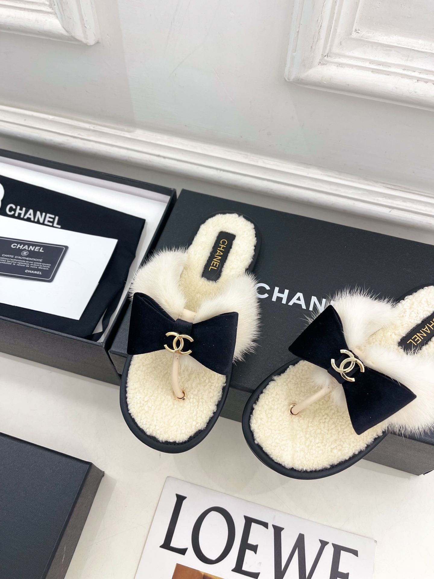𝐂𝐇𝐀𝐍𝐄𝐋 | 小香 26𝐬𝐬 🦋2026 新品专柜经典走秀款 小香双C蝴蝶结夹脚平底毛毛拖 系列上新〰 🍬 B 𝐂𝐇𝐀𝐍𝐄𝐋 | 小香 26𝐬𝐬 🦋2026 新品专柜经典走秀款 小香双C蝴蝶结夹脚平底毛毛拖 系列上新〰 🍬 B