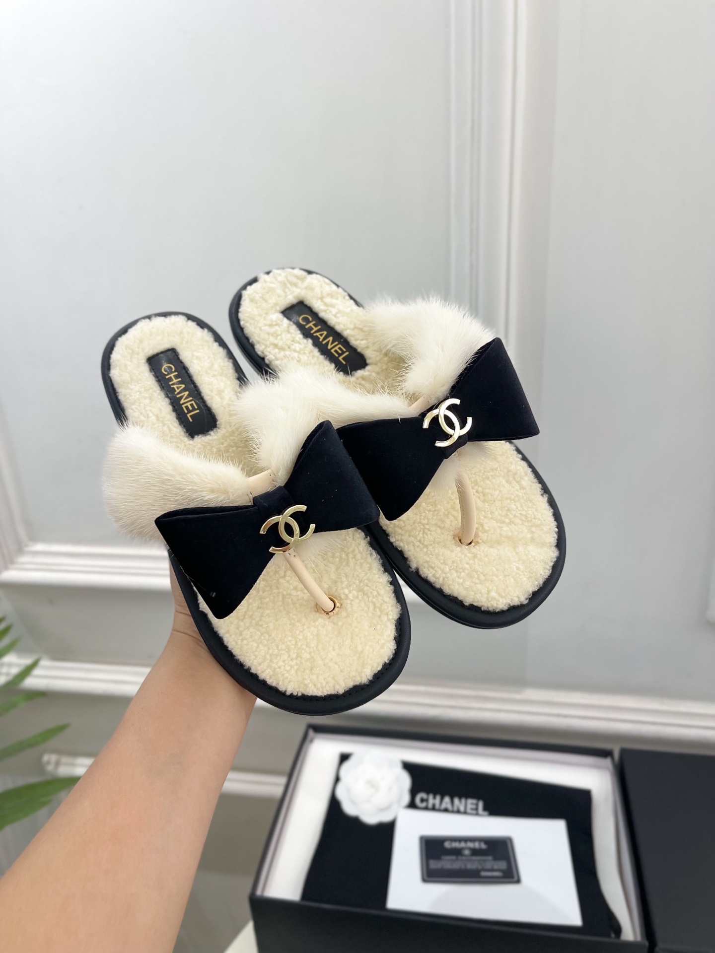 𝐂𝐇𝐀𝐍𝐄𝐋 | 小香 26𝐬𝐬 🦋2026 新品专柜经典走秀款 小香双C蝴蝶结夹脚平底毛毛拖 系列上新〰 🍬 B 𝐂𝐇𝐀𝐍𝐄𝐋 | 小香 26𝐬𝐬 🦋2026 新品专柜经典走秀款 小香双C蝴蝶结夹脚平底毛毛拖 系列上新〰 🍬 B