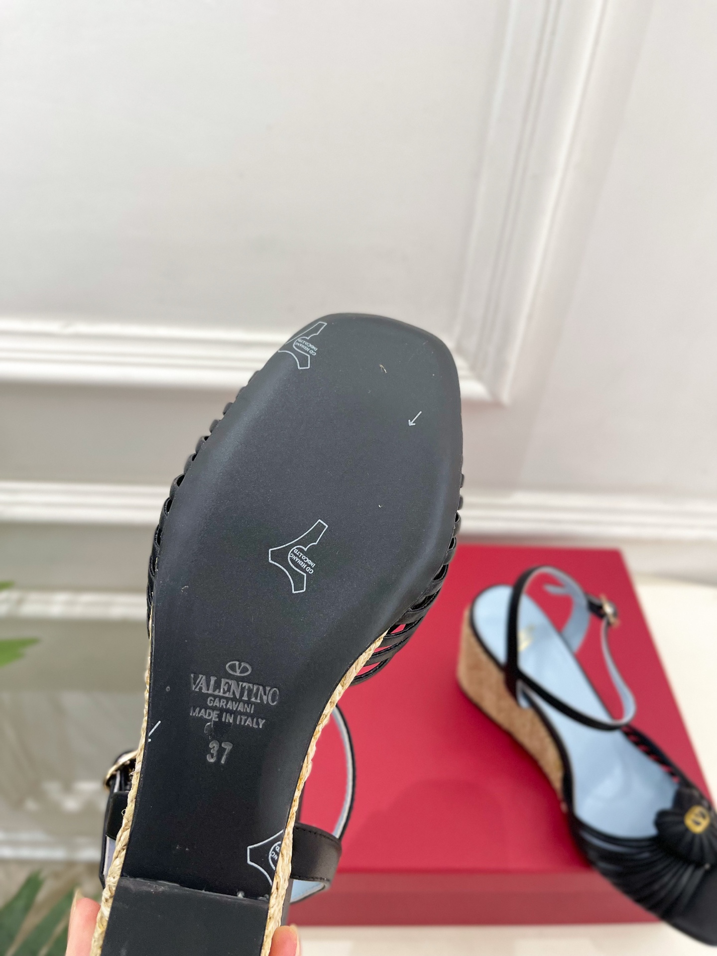 Valentino 华伦天奴 26𝐬𝐬 2026ss新品 VT爱心扣细带坡跟凉鞋 上新☑️ —————————————— Valentino 华伦天奴 26𝐬𝐬 2026ss新品 VT爱心扣细带坡跟凉鞋 上新☑️ ——————————————