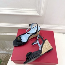 Valentino 华伦天奴 26𝐬𝐬 2026ss新品 VT爱心扣细带坡跟凉鞋 上新☑️ —————————————— Valentino 华伦天奴 26𝐬𝐬 2026ss新品 VT爱心扣细带坡跟凉鞋 上新☑️ ——————————————