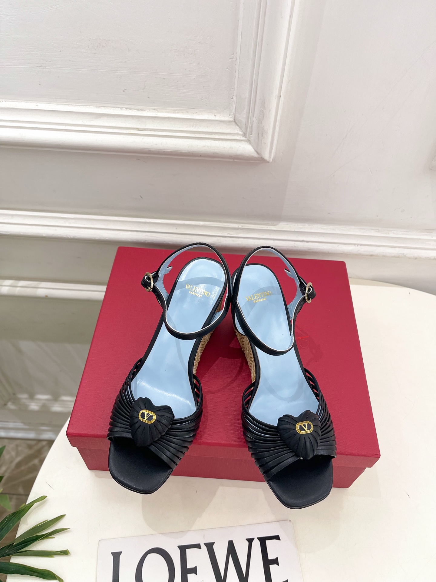 Valentino 华伦天奴 26𝐬𝐬 2026ss新品 VT爱心扣细带坡跟凉鞋 上新☑️ —————————————— Valentino 华伦天奴 26𝐬𝐬 2026ss新品 VT爱心扣细带坡跟凉鞋 上新☑️ ——————————————