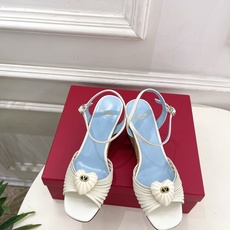 Valentino 华伦天奴 26𝐬𝐬 2026ss新品 VT爱心扣细带坡跟凉鞋 上新☑️ —————————————— Valentino 华伦天奴 26𝐬𝐬 2026ss新品 VT爱心扣细带坡跟凉鞋 上新☑️ ——————————————