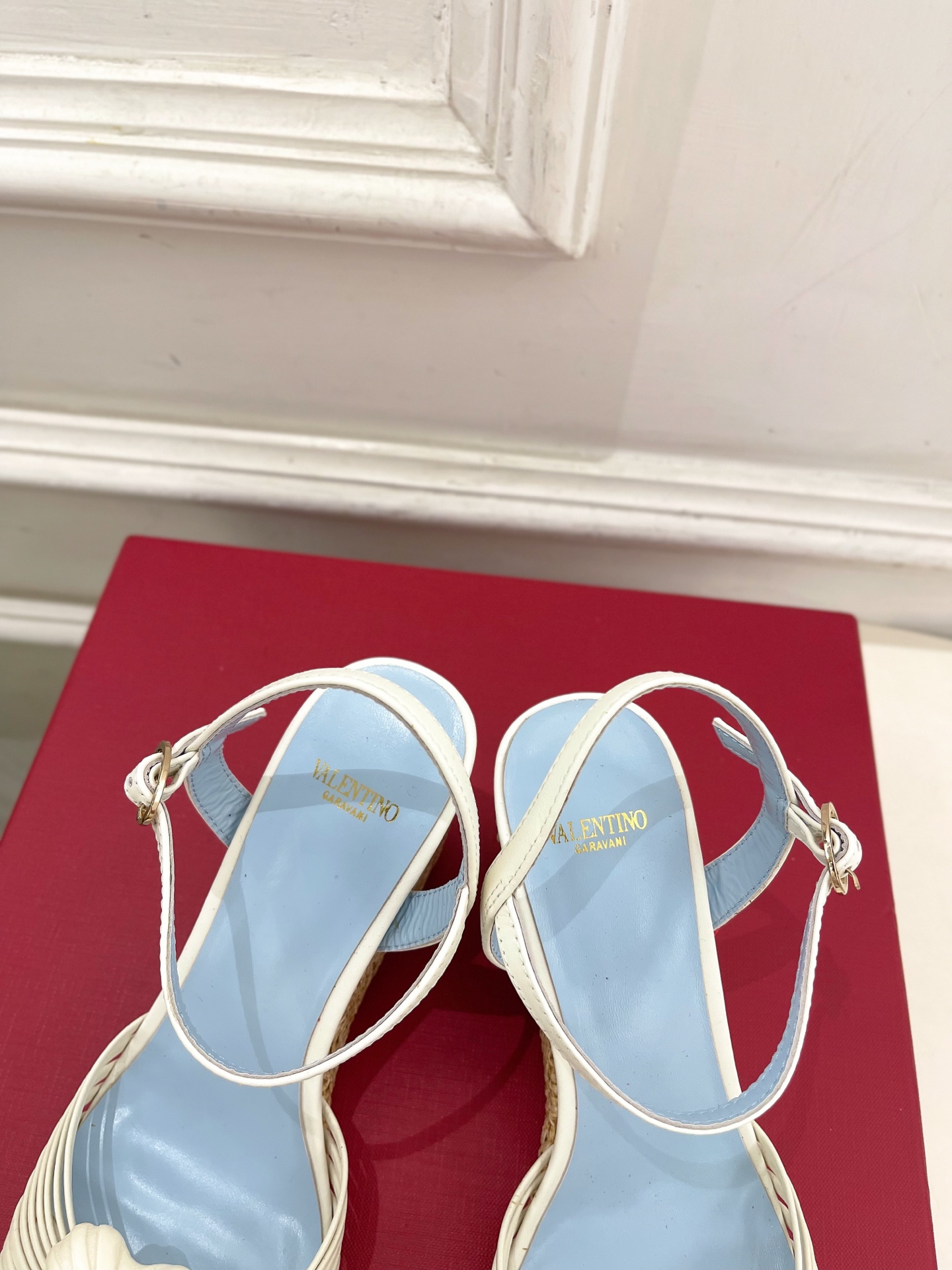 Valentino 华伦天奴 26𝐬𝐬 2026ss新品 VT爱心扣细带坡跟凉鞋 上新☑️ —————————————— Valentino 华伦天奴 26𝐬𝐬 2026ss新品 VT爱心扣细带坡跟凉鞋 上新☑️ ——————————————