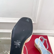 Valentino 华伦天奴 26𝐬𝐬 2026ss新品 VT爱心扣细带坡跟凉鞋 上新☑️ —————————————— Valentino 华伦天奴 26𝐬𝐬 2026ss新品 VT爱心扣细带坡跟凉鞋 上新☑️ ——————————————