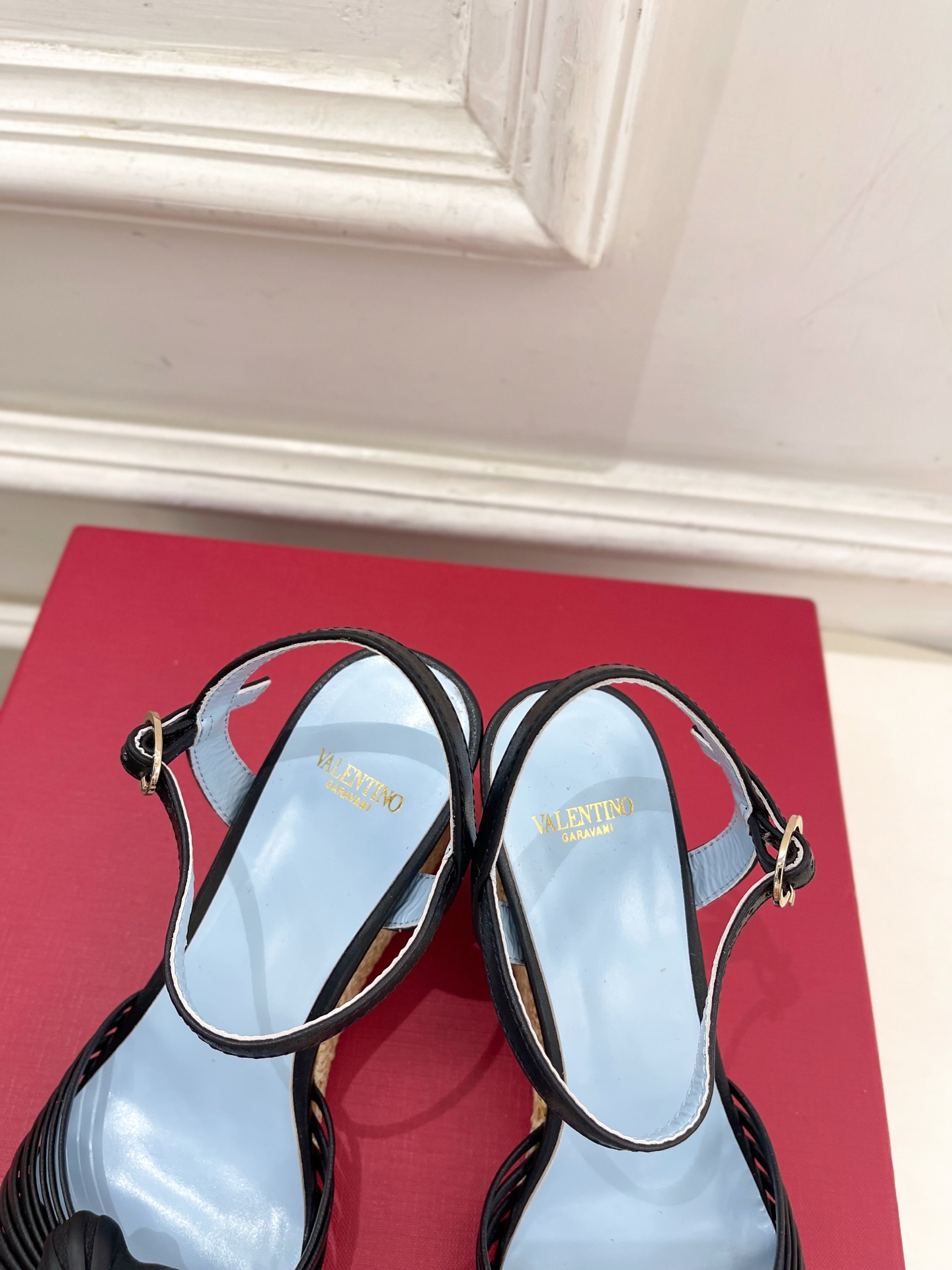Valentino 华伦天奴 26𝐬𝐬 2026ss新品 VT爱心扣细带坡跟凉鞋 上新☑️ —————————————— Valentino 华伦天奴 26𝐬𝐬 2026ss新品 VT爱心扣细带坡跟凉鞋 上新☑️ ——————————————