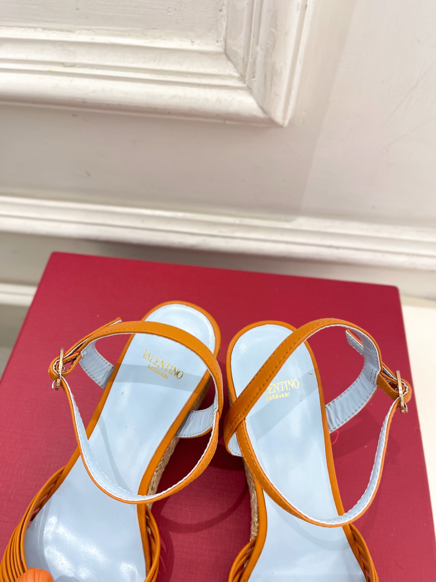 Valentino 华伦天奴 26𝐬𝐬 2026ss新品 VT爱心扣细带坡跟凉鞋 上新☑️ ——————————————