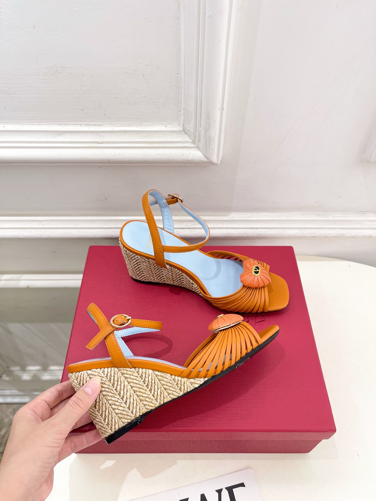 Valentino 华伦天奴 26𝐬𝐬 2026ss新品 VT爱心扣细带坡跟凉鞋 上新☑️ ——————————————