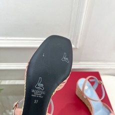 Valentino 华伦天奴 26𝐬𝐬 2026ss新品 VT爱心扣细带坡跟凉鞋 上新☑️ —————————————— Valentino 华伦天奴 26𝐬𝐬 2026ss新品 VT爱心扣细带坡跟凉鞋 上新☑️ ——————————————