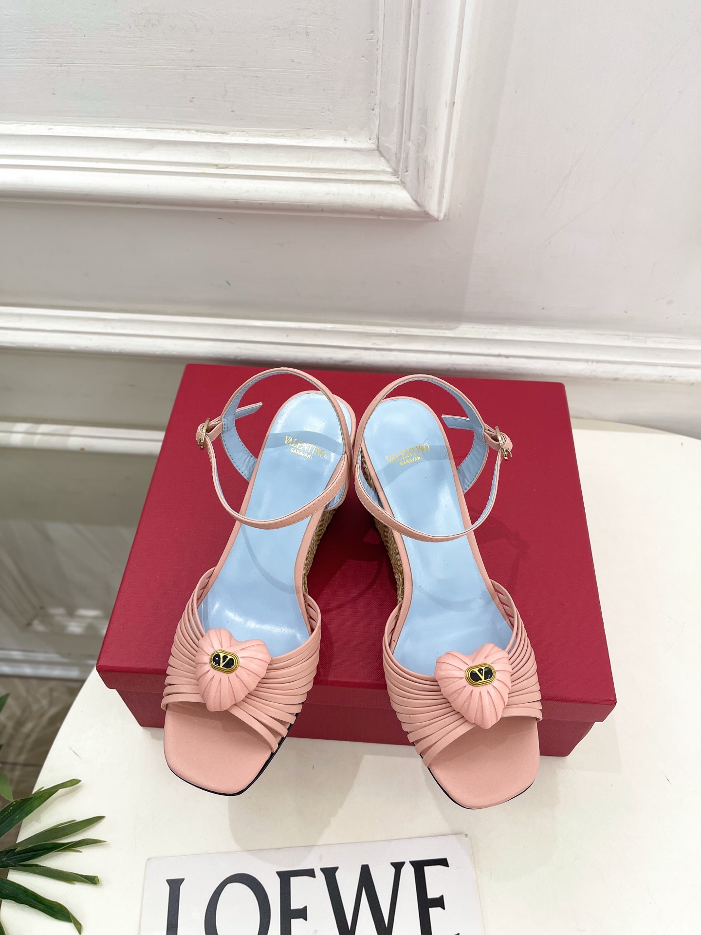 Valentino 华伦天奴 26𝐬𝐬 2026ss新品 VT爱心扣细带坡跟凉鞋 上新☑️ —————————————— Valentino 华伦天奴 26𝐬𝐬 2026ss新品 VT爱心扣细带坡跟凉鞋 上新☑️ ——————————————