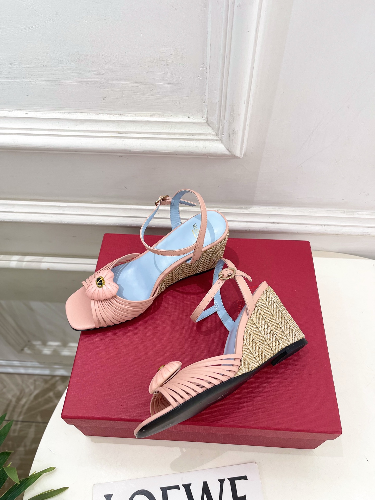 Valentino 华伦天奴 26𝐬𝐬 2026ss新品 VT爱心扣细带坡跟凉鞋 上新☑️ —————————————— Valentino 华伦天奴 26𝐬𝐬 2026ss新品 VT爱心扣细带坡跟凉鞋 上新☑️ ——————————————