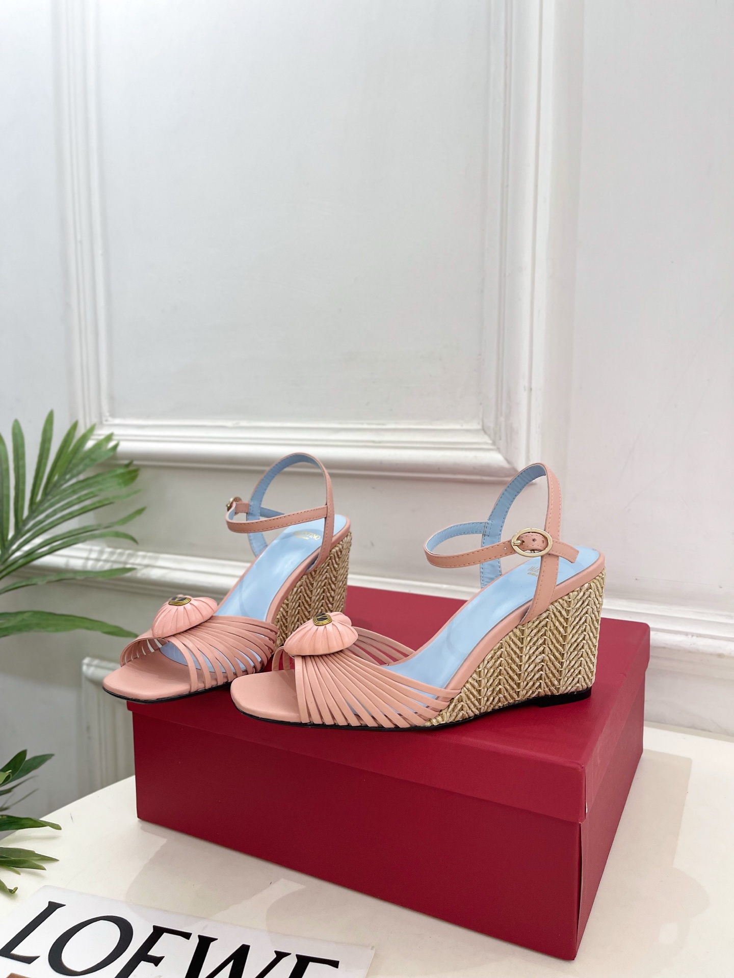 Valentino 华伦天奴 26𝐬𝐬 2026ss新品 VT爱心扣细带坡跟凉鞋 上新☑️ —————————————— Valentino 华伦天奴 26𝐬𝐬 2026ss新品 VT爱心扣细带坡跟凉鞋 上新☑️ ——————————————