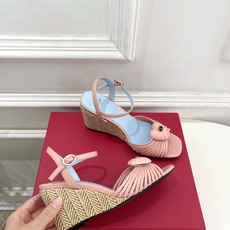 Valentino 华伦天奴 26𝐬𝐬 2026ss新品 VT爱心扣细带坡跟凉鞋 上新☑️ —————————————— Valentino 华伦天奴 26𝐬𝐬 2026ss新品 VT爱心扣细带坡跟凉鞋 上新☑️ ——————————————