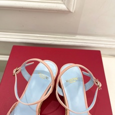Valentino 华伦天奴 26𝐬𝐬 2026ss新品 VT爱心扣细带坡跟凉鞋 上新☑️ —————————————— Valentino 华伦天奴 26𝐬𝐬 2026ss新品 VT爱心扣细带坡跟凉鞋 上新☑️ ——————————————