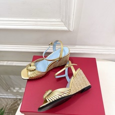 Valentino 华伦天奴 26𝐬𝐬 2026ss新品 VT爱心扣细带坡跟凉鞋 上新☑️ —————————————— Valentino 华伦天奴 26𝐬𝐬 2026ss新品 VT爱心扣细带坡跟凉鞋 上新☑️ ——————————————