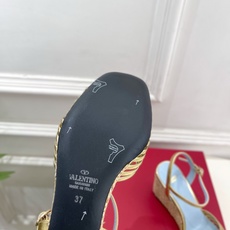 Valentino 华伦天奴 26𝐬𝐬 2026ss新品 VT爱心扣细带坡跟凉鞋 上新☑️ —————————————— Valentino 华伦天奴 26𝐬𝐬 2026ss新品 VT爱心扣细带坡跟凉鞋 上新☑️ ——————————————