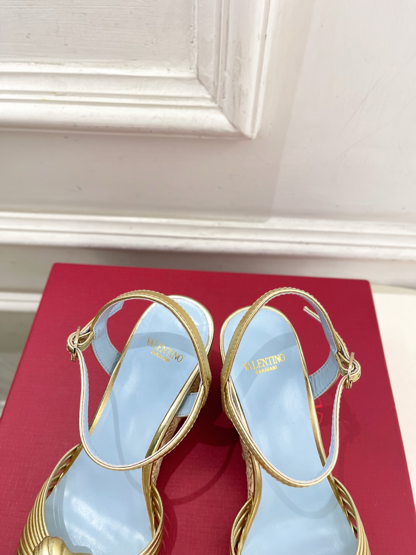 Valentino 华伦天奴 26𝐬𝐬 2026ss新品 VT爱心扣细带坡跟凉鞋 上新☑️ —————————————— Valentino 华伦天奴 26𝐬𝐬 2026ss新品 VT爱心扣细带坡跟凉鞋 上新☑️ ——————————————