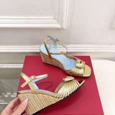 Valentino 华伦天奴 26𝐬𝐬 2026ss新品 VT爱心扣细带坡跟凉鞋 上新☑️ —————————————— Valentino 华伦天奴 26𝐬𝐬 2026ss新品 VT爱心扣细带坡跟凉鞋 上新☑️ ——————————————