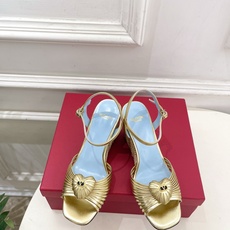 Valentino 华伦天奴 26𝐬𝐬 2026ss新品 VT爱心扣细带坡跟凉鞋 上新☑️ —————————————— Valentino 华伦天奴 26𝐬𝐬 2026ss新品 VT爱心扣细带坡跟凉鞋 上新☑️ ——————————————