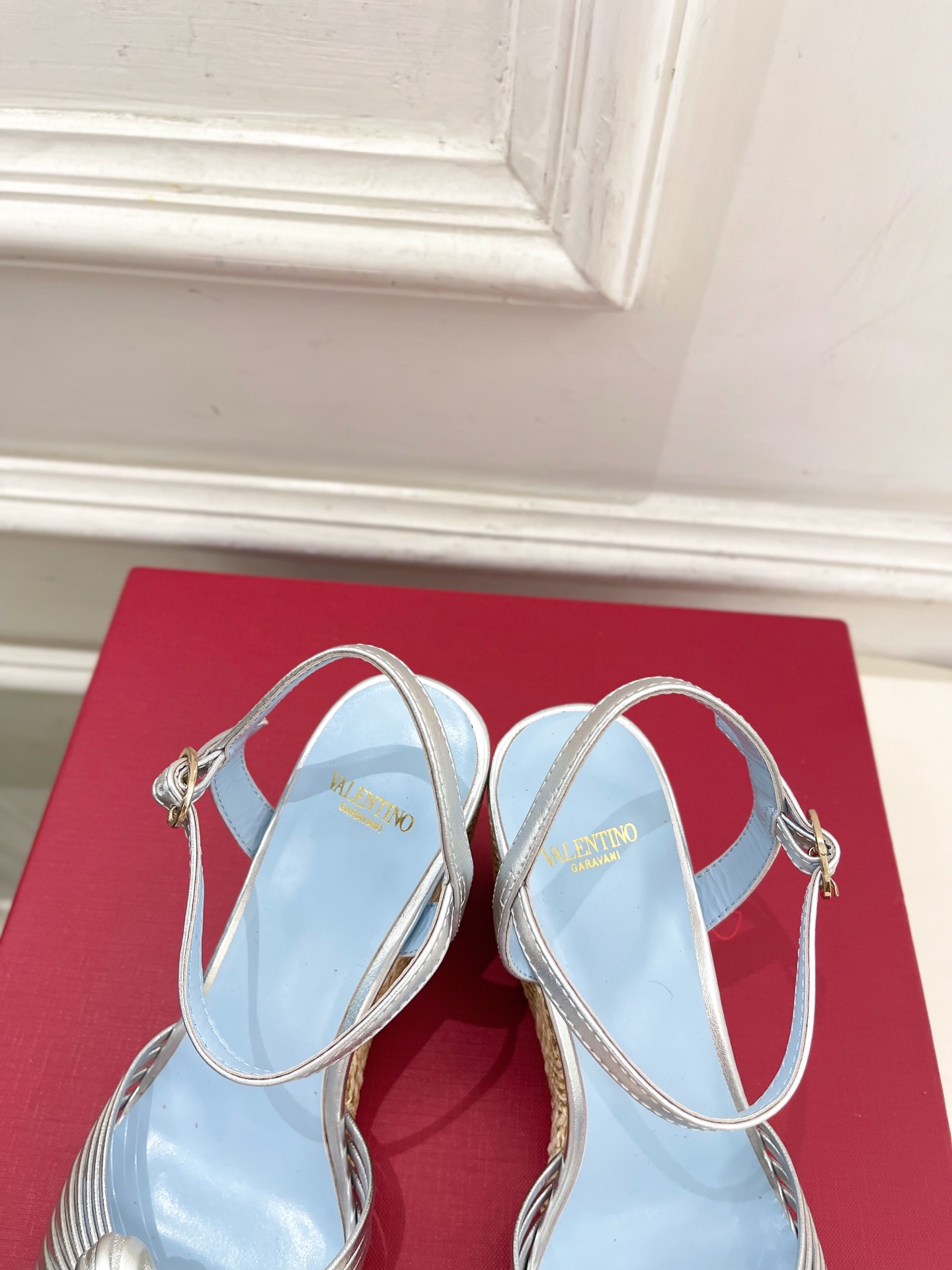 Valentino 华伦天奴 26𝐬𝐬 2026ss新品 VT爱心扣细带坡跟凉鞋 上新☑️ —————————————— Valentino 华伦天奴 26𝐬𝐬 2026ss新品 VT爱心扣细带坡跟凉鞋 上新☑️ ——————————————
