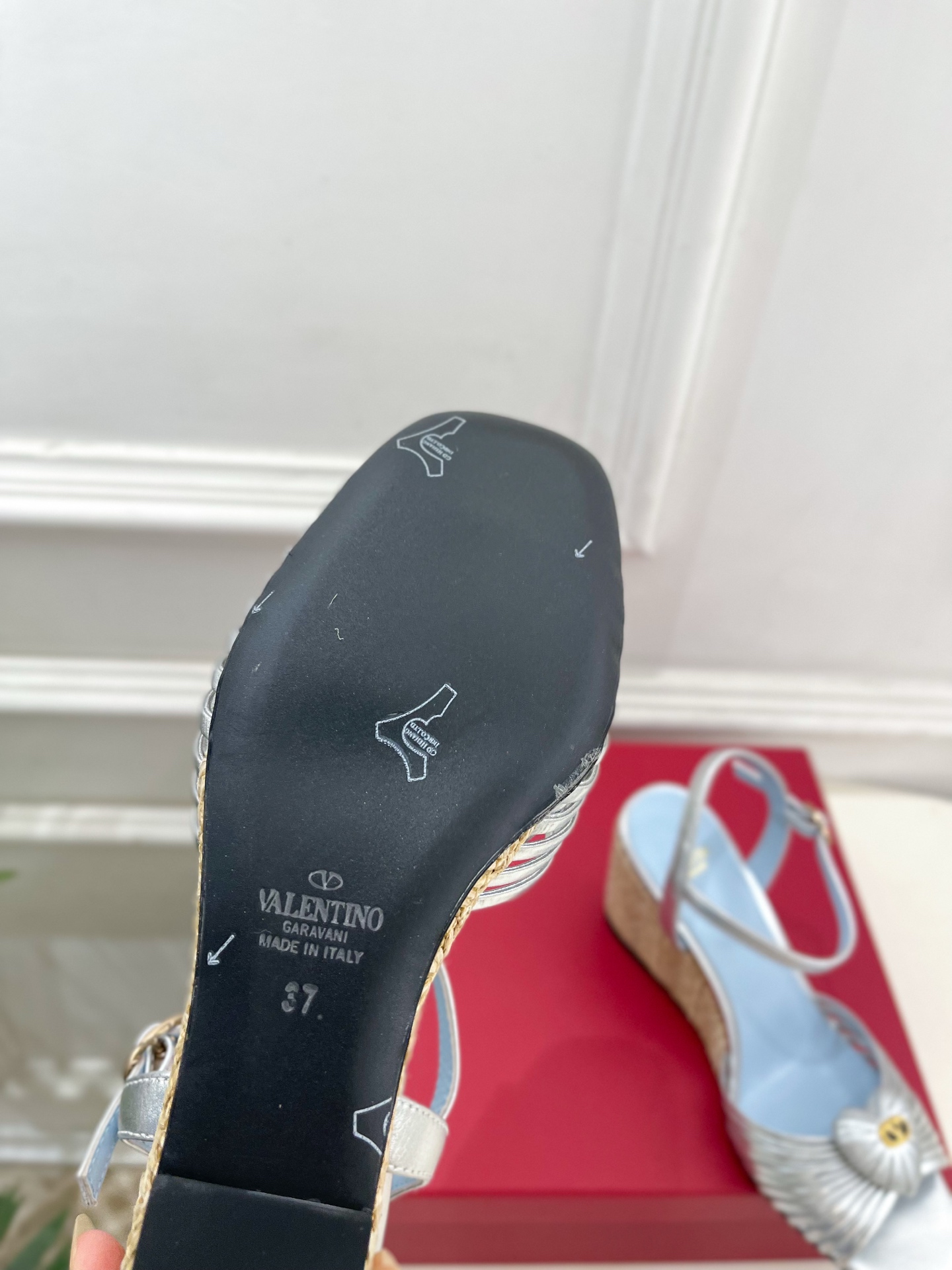 Valentino 华伦天奴 26𝐬𝐬 2026ss新品 VT爱心扣细带坡跟凉鞋 上新☑️ —————————————— Valentino 华伦天奴 26𝐬𝐬 2026ss新品 VT爱心扣细带坡跟凉鞋 上新☑️ ——————————————
